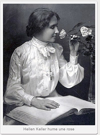 Helen Keller humant une rose