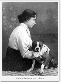 Helen Keller serrant son chien